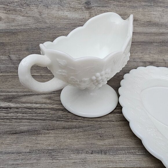 WESTMORELAND Paneled Grape Vintage Milk Glass Gravy Boat with Tray - Picture 5 of 11